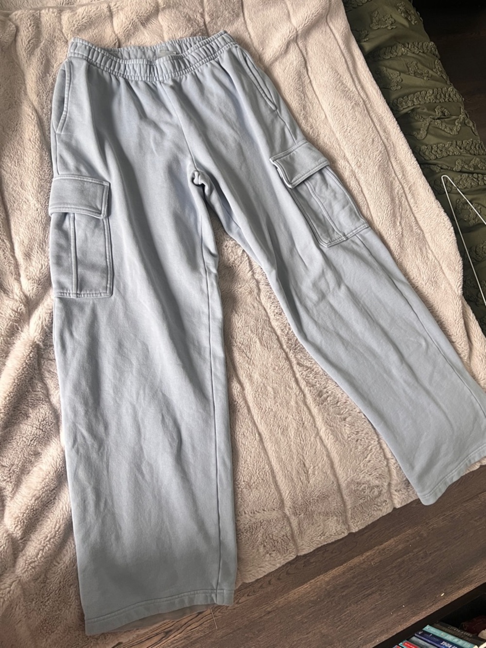 Aritzia TNA Light Blue Cozy Fleece Cargo Sweatpants - Picture 2 of 7